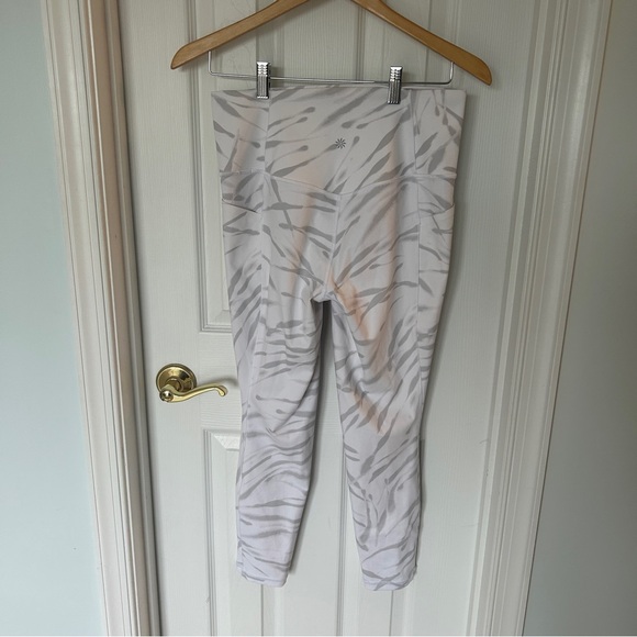 Athleta white and gray Salutation Stash Pocket II 7/8 leggings size medium - Picture 4 of 5